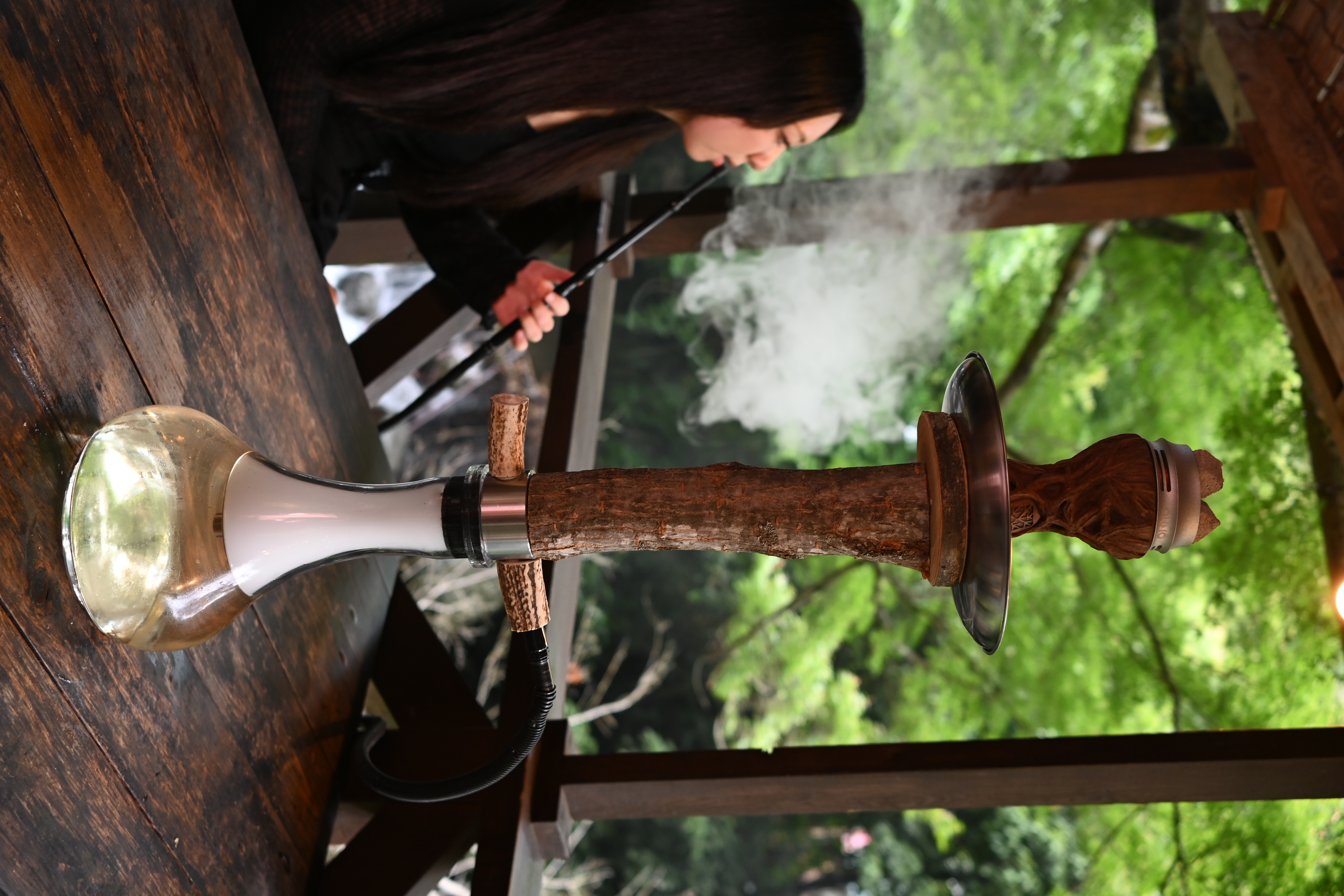 工房でのシーシャ台製作風景